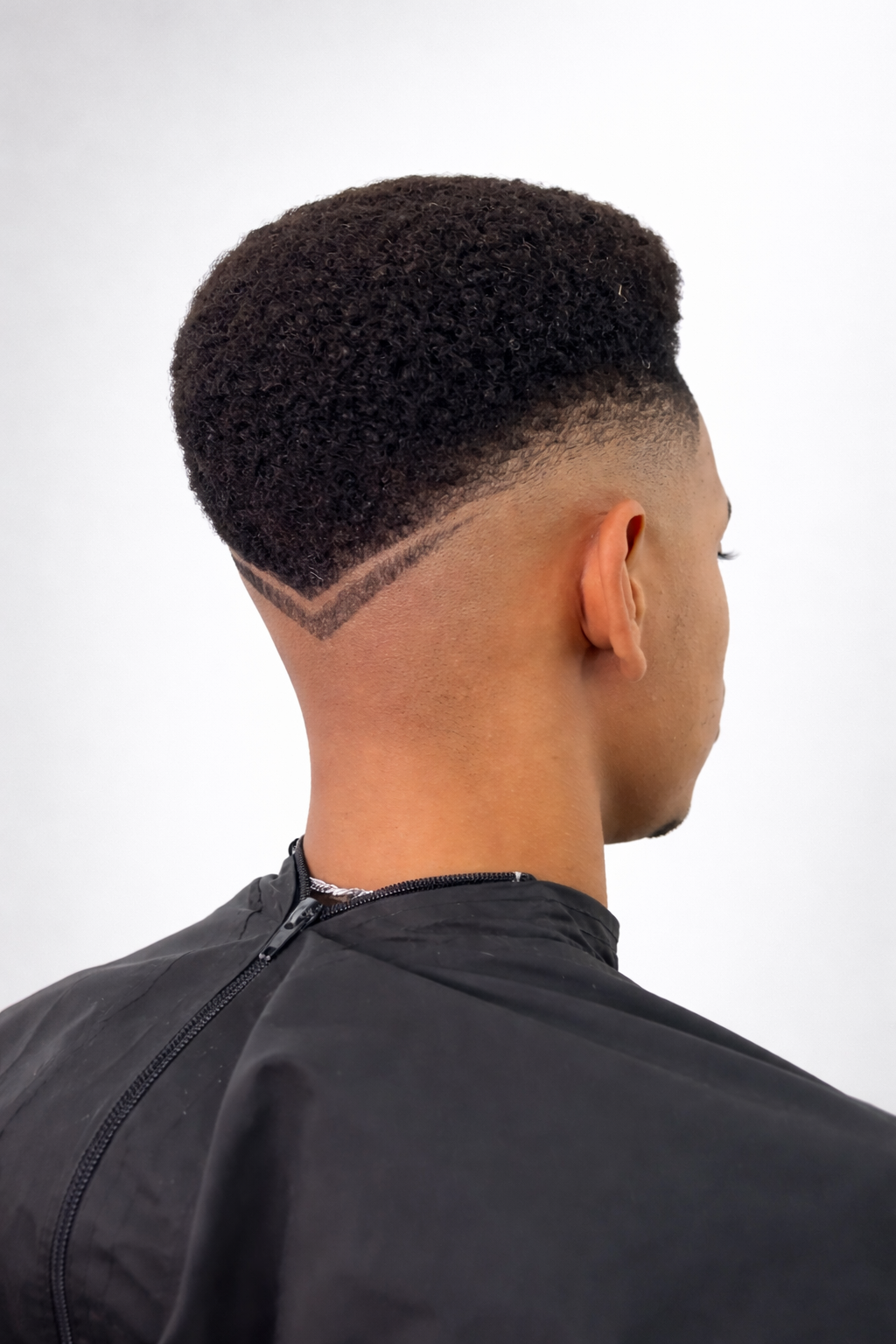 Afro com design em V e fade limpo