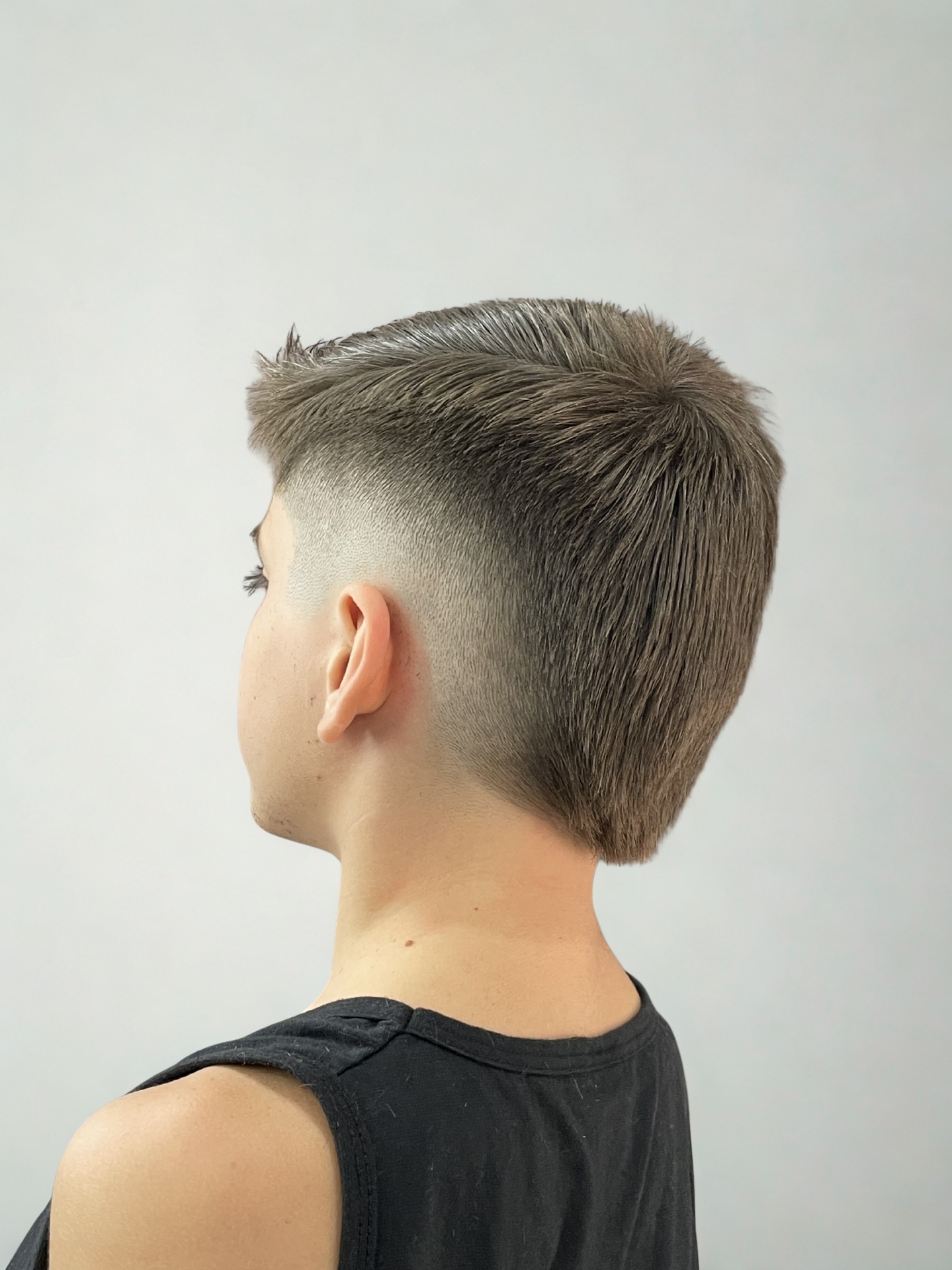 Mohawk com fade alto e textura no topo